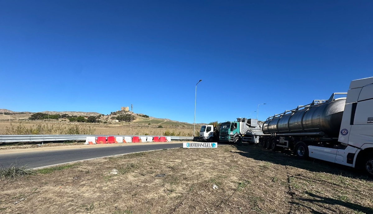 Protesta contro caro carburante, tir alle porte della città: traffico rallentato sulla Gela-Catania - Camion e tir sulla 117 nei pressi del Castelluccio