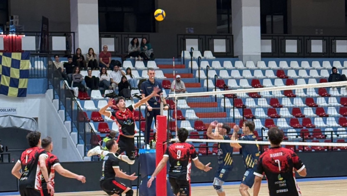 Esordio in B amaro per l'Ecoplast Volley: rossoneri ko al tie-break sul campo della Pallavolo Milani - 