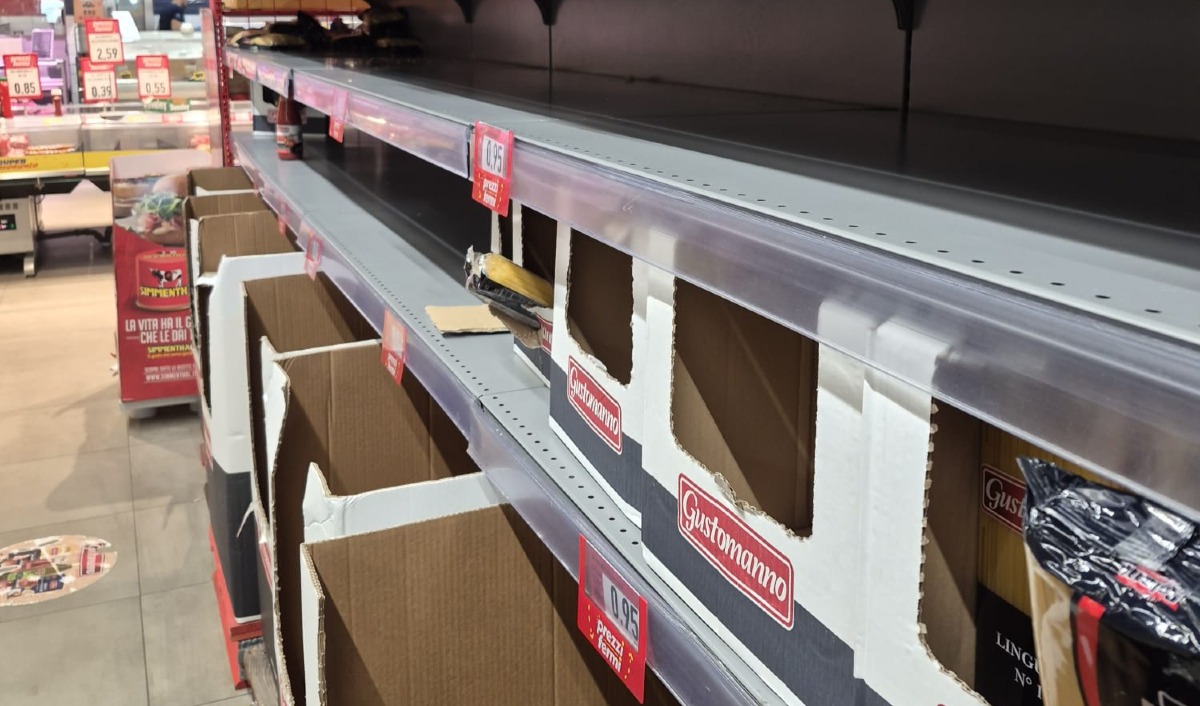 Protesta autotrasportatori, in città primi segnali: in alcuni supermercati scaffali vuoti  - Gli scaffali di un supermercato in città 