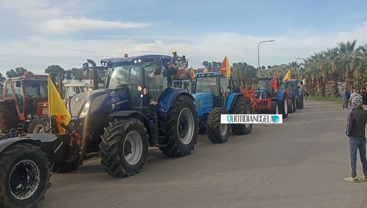 Protesta agricoltori e autotrasportatori, si lavora a consiglio da tenere al presidio  - I trattori al presidio all'ingresso della città 