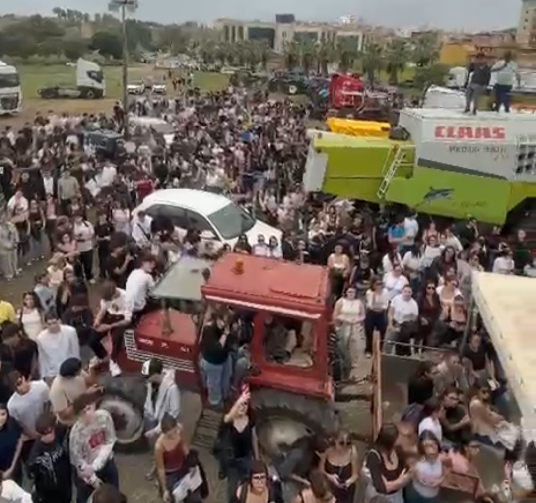 Contro il caro vita studenti ancora in corteo: arrivati al presidio di agricoltori e autotrasportari  - 