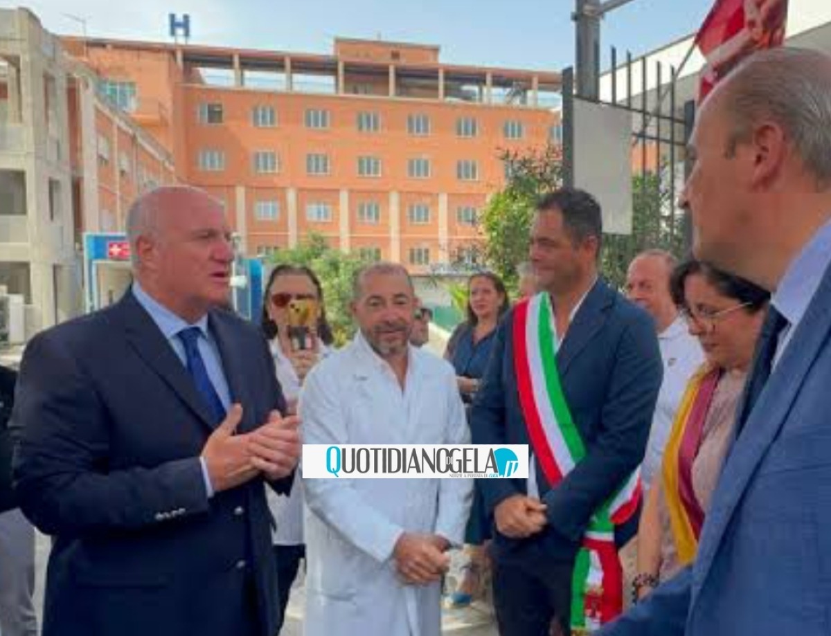 "Caruso si dimetta", Donegani e i suoi adesso premono: Di Stefano, "dov'è finito il loro dialogo?" - L'assessore regionale Caruso durante la visita all'ospedale Vittorio Emanuele 