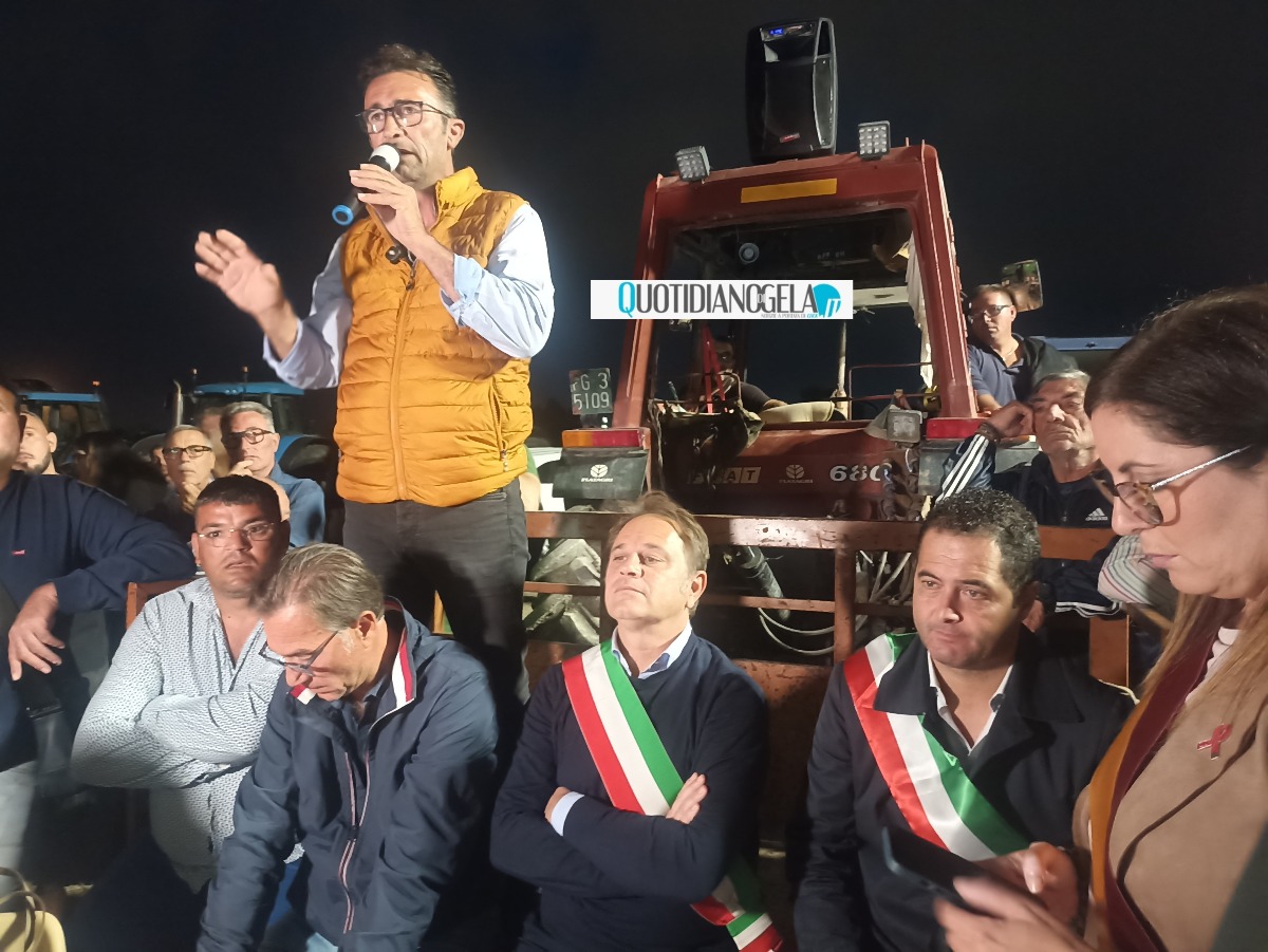 Protesta tir, in città presidi ancora attivi: sindaco guarda a Eni per piano agricoltura  - Un momento del consiglio comunale monotematico tenutosi al presidio degli agricoltori 