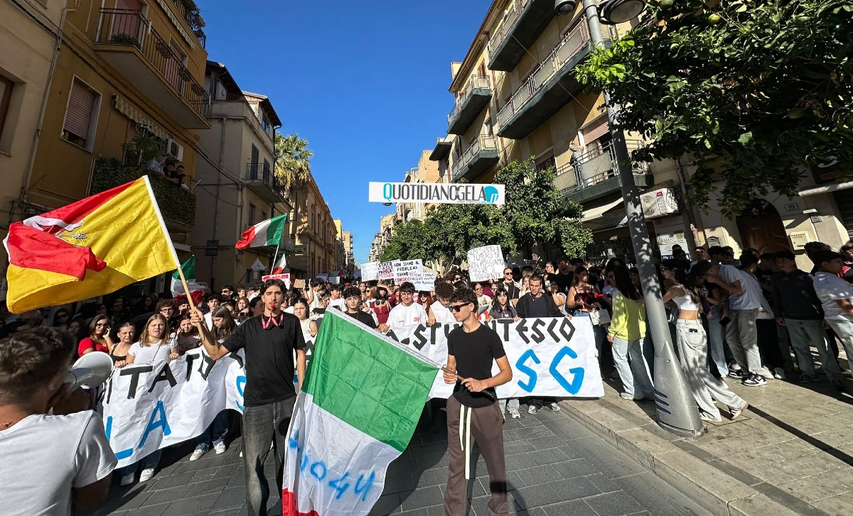 "Gela non ci sta", la protesta degli studenti non si ferma - Il corteo degli studenti 