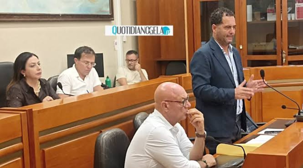 Accordo aeroporto Comiso, mozione Fava per collegamento viario sarà adottata da Comuni  - Fava insieme al sindaco Di Stefano in aula consiliare 