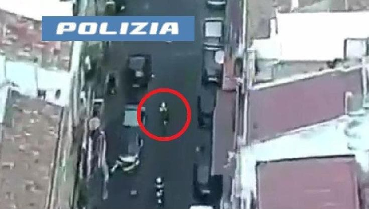 Fugge in sella a una moto con un coetaneo, gelese arrestato a Catania: trovata pistola - 