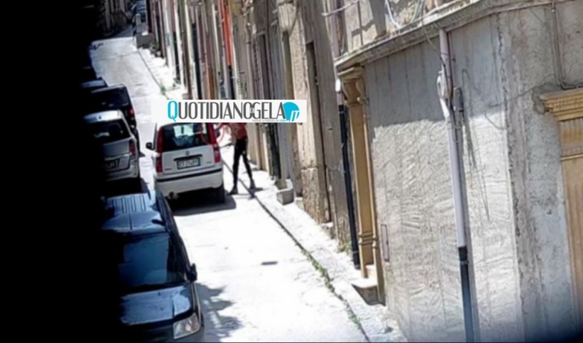 Cocaina, crack, hashish e marijuana tra Riesi e Gela, sono 25 gli indagati: "Il capo era Prestifilippo" - Uno dei momenti delle cessioni ripreso dagli investigatori 