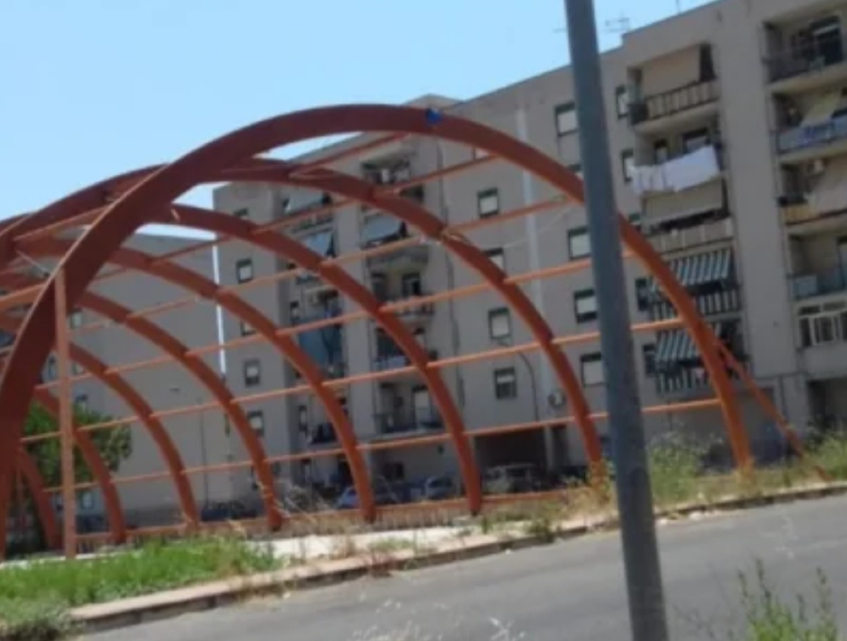 Rimasto per anni nell'incuria, parte piano per recupero del centro sportivo "don Puglisi" - La struttura rimasta in totale abbandono 