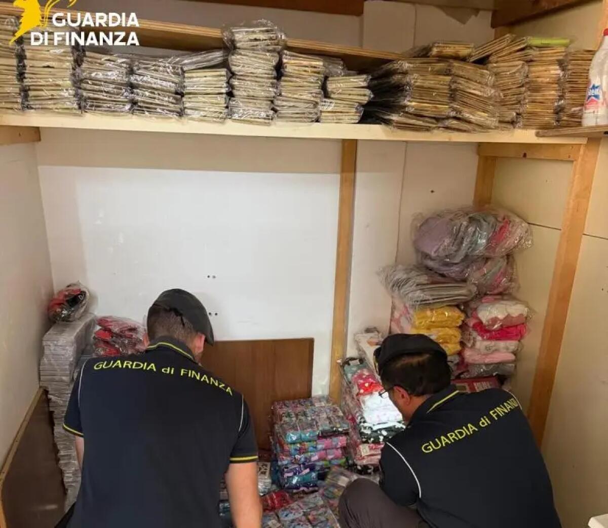 Sequestrati oltre 6.700 articoli contraffatti nel Catanese, una denuncia - 