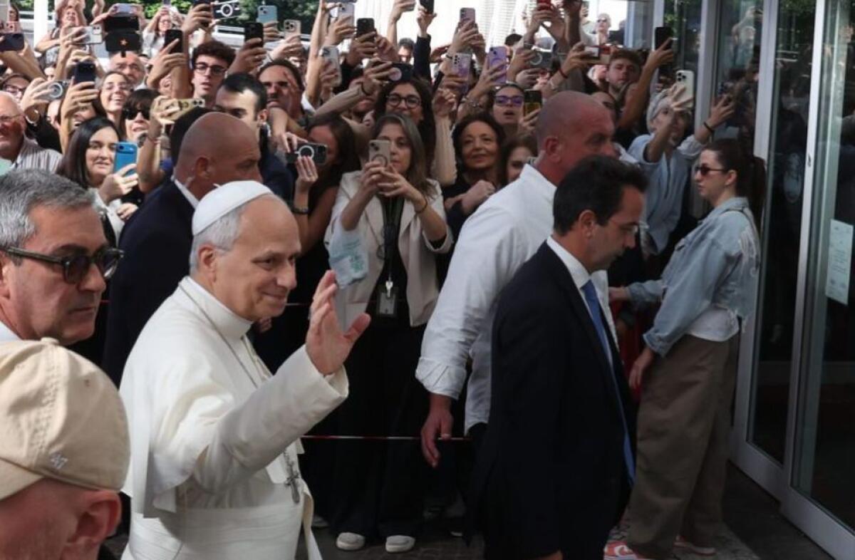 Papa Leone XIV rientrato in Vaticano dopo le dimissioni dal Gemelli - 