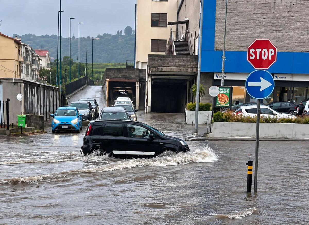 Disagi a Messina per il maltempo, strade allagate da Galati a Ganzirri e auto bloccate - 