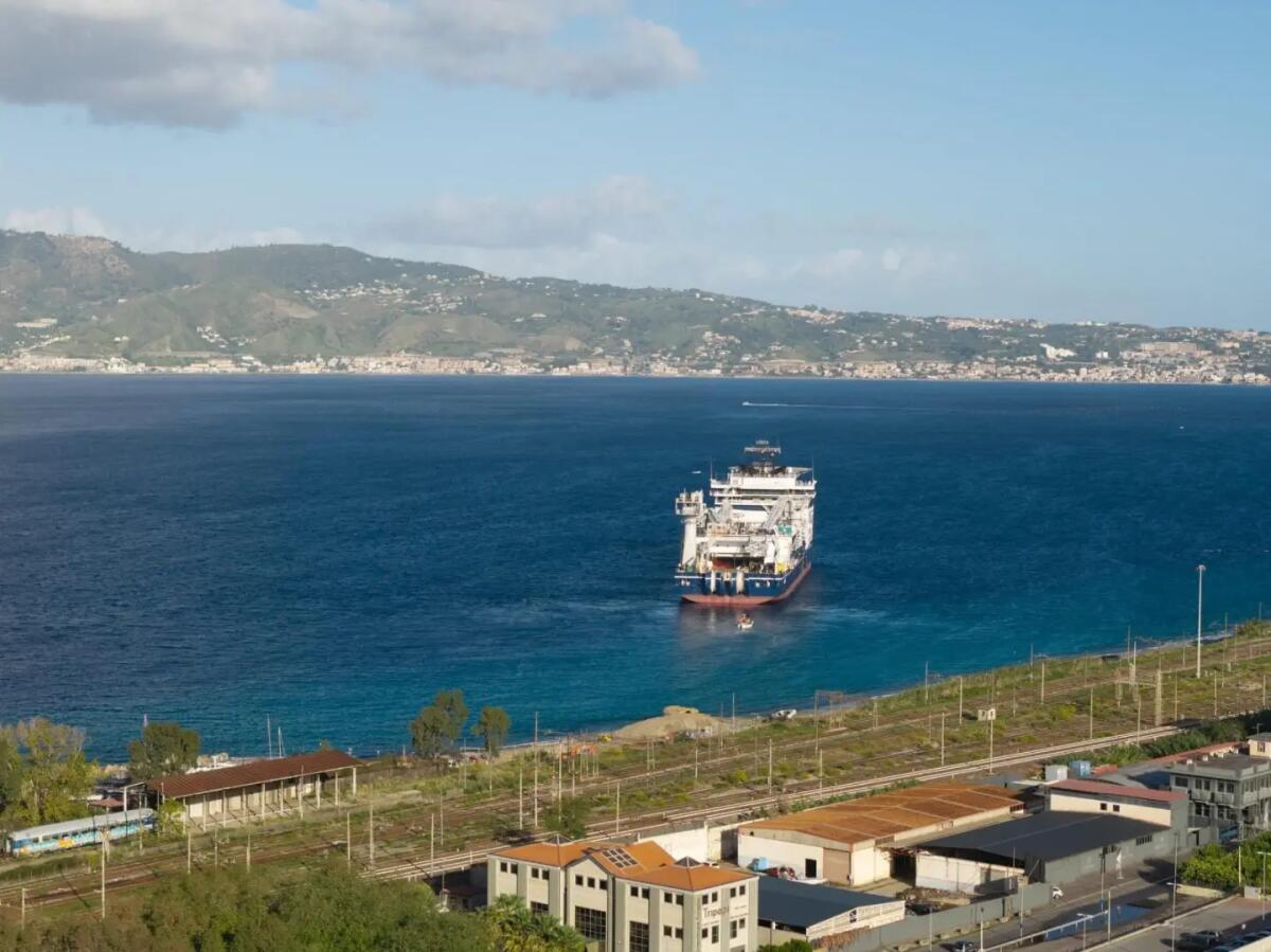 Terna, al via la posa dei cavi sottomarini dell’elettrodotto “Bolano-Annunziata” tra Sicilia e Calabria - 