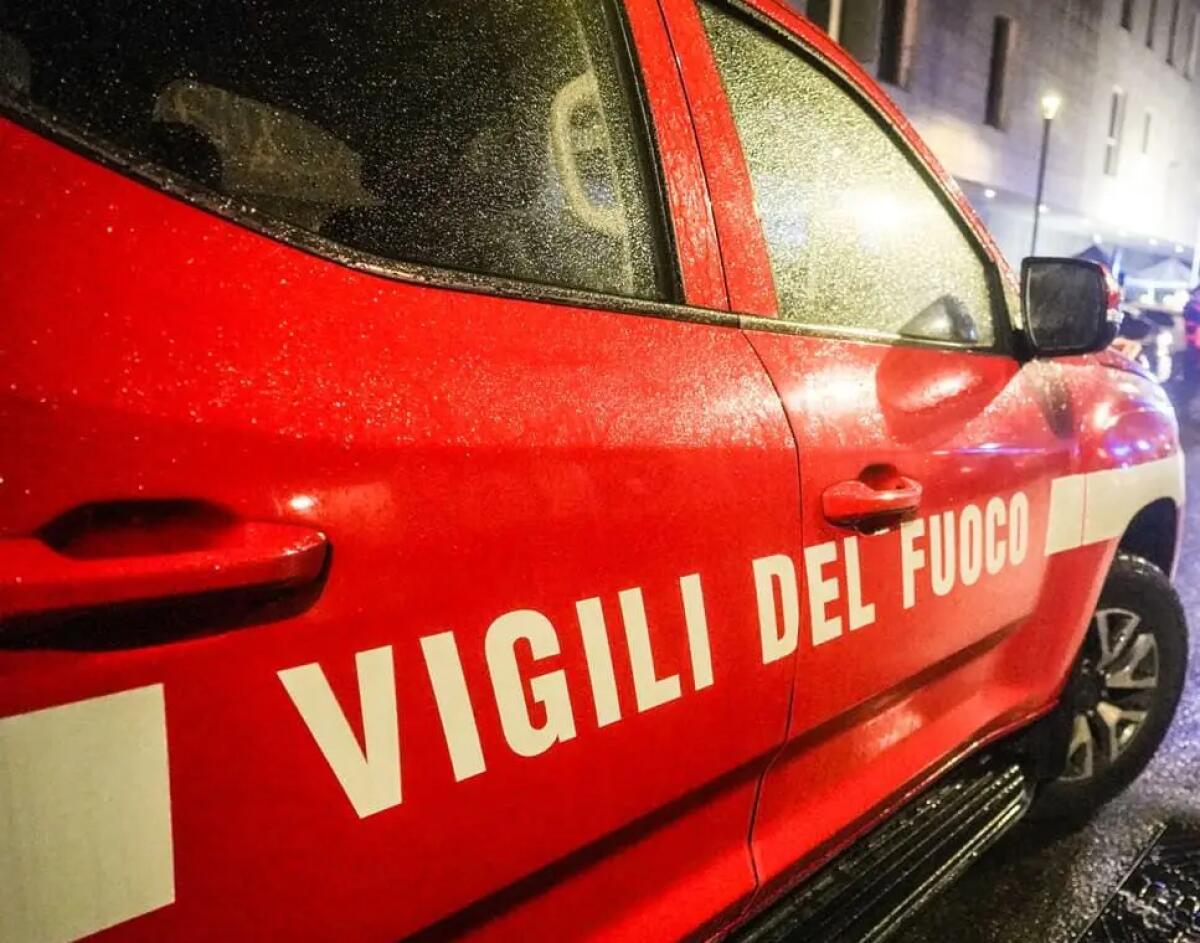 Incendio in un edificio nel Catanese, due persone intossicate dal fumo - 