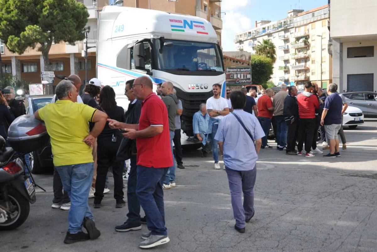Protesta degli autotrasportatori siciliani contro il caro carburante, presidi a Palermo, Messina e Catania - 