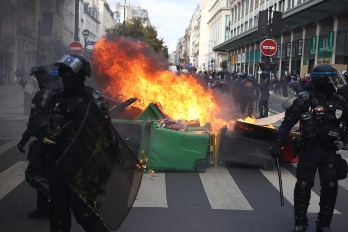 Proteste in tutta la Francia, arresti e tensioni con la polizia - 